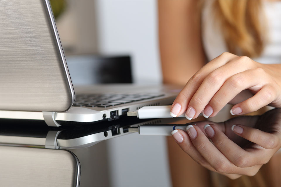 plugging a pendrive on a laptop